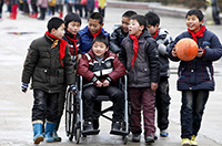 同學就是手足！安徽一男孩患病無法行走 被照顧7年