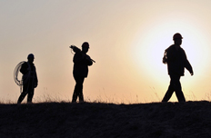 電力工人行走在山間