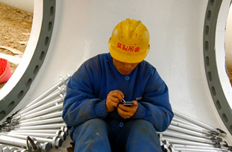 工人正在精細(xì)測算