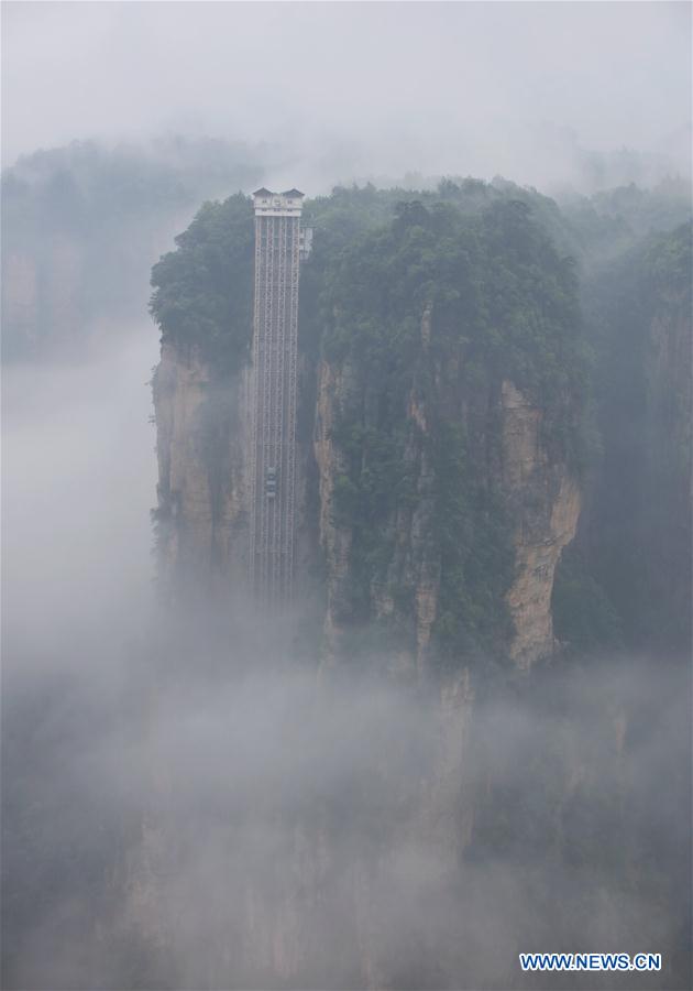 #CHINA-HUNAN-ZHANGJIAJIE-CLIFFSIDE ELEVATOR-FOG (CN)