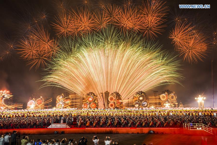 (PRC70Years) XINHUA PHOTOS OF THE DAY