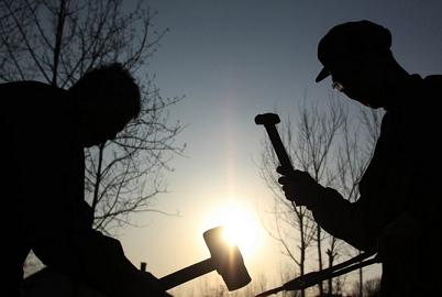 新經(jīng)濟(jì)景氣度走高 傳統(tǒng)產(chǎn)業(yè)苦樂不均