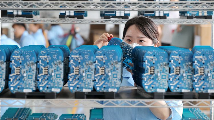 【財(cái)經(jīng)翻譯官】中國新能源汽車產(chǎn)銷量緣何連續(xù)七年全球居首？