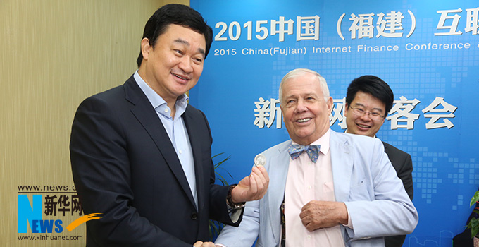 羅杰斯參加思客會，與新華網(wǎng)董事長、總裁田舒斌親切交談。