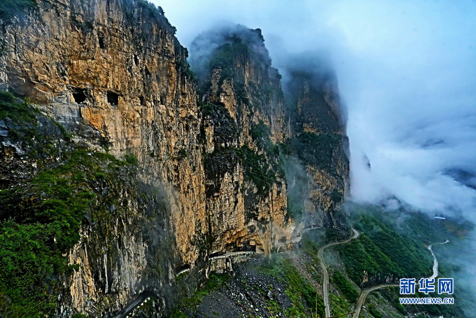 走進(jìn)錫崖溝掛壁公路