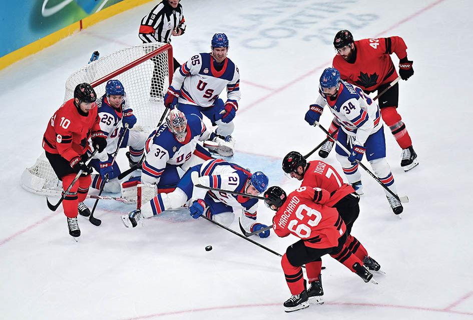 2026年2月22日,加拿大队球员马尔尚(下)在意大利米兰举行的米兰 - 科尔蒂纳冬奥会冰球项目男子金牌赛中射门 希夷摄/本刊 2026年2月22日,加拿大队球员马尔尚(下)在意大利米兰举行的米兰 - 科尔蒂纳冬奥会冰球项目男子金牌赛中射门 希夷摄/本刊