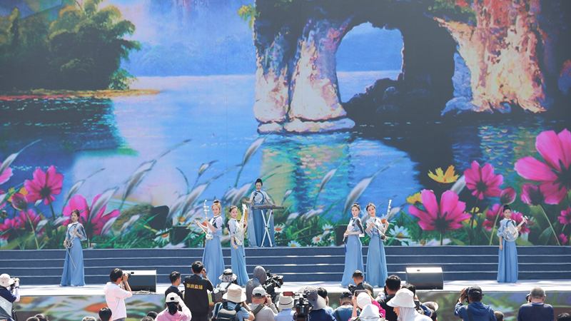 花語湖畔、香動凌源 女子水晶樂坊亮相第五屆中國凌源百合節(jié)