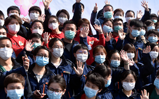 稟父老：樓蘭破，人平安，白衣戰(zhàn)士把家還！