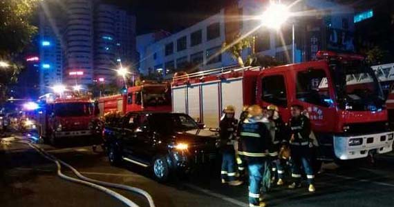 ?？诩瘟甏髲B電纜井起火 玻璃掉落致1人重傷