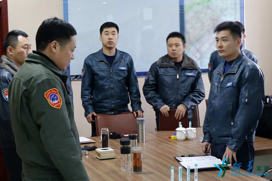 張超（右一）飛行后參加講評(píng)。