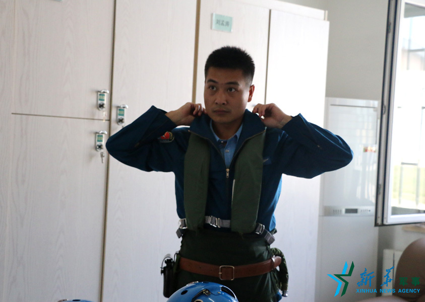 &uarr;資料圖片：張超嚴格按規(guī)定著裝參加飛行訓練。