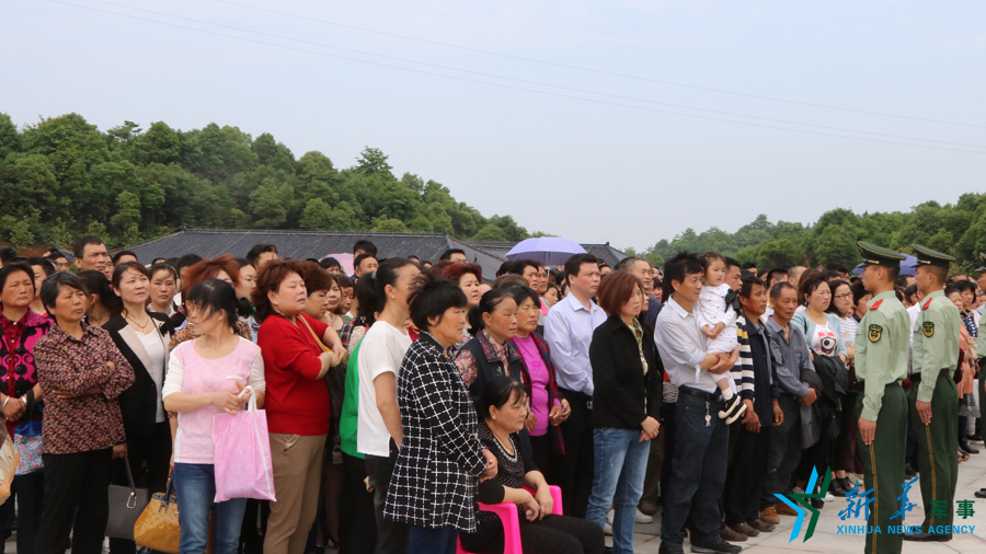 &uarr;張超烈士骨灰安葬儀式現(xiàn)場(chǎng)，岳陽(yáng)的父老鄉(xiāng)親紛紛來(lái)給張超送別。