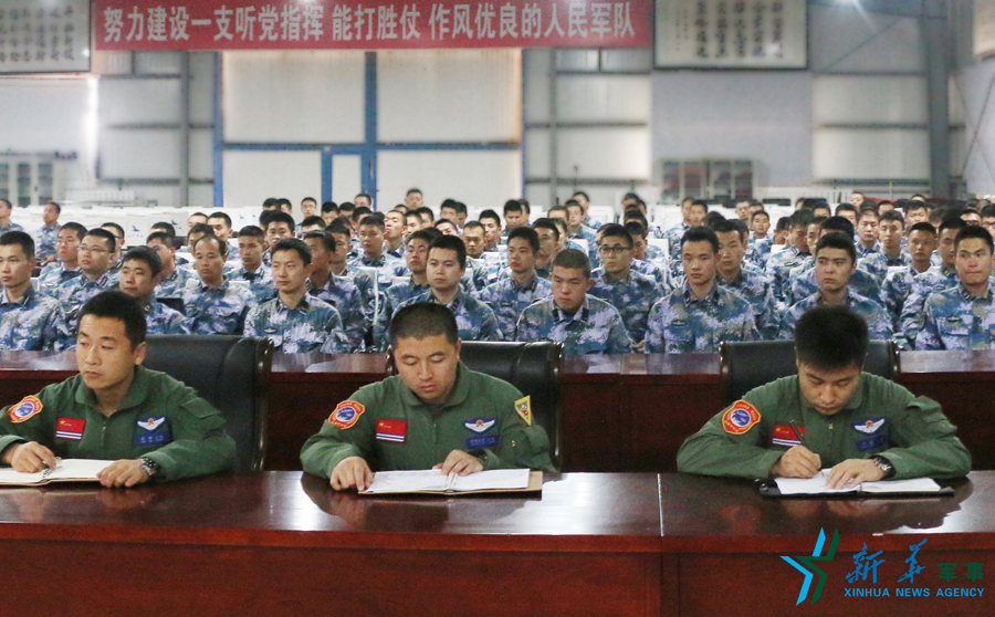 資料圖片：張超（右一）參加部隊思想政治教育。