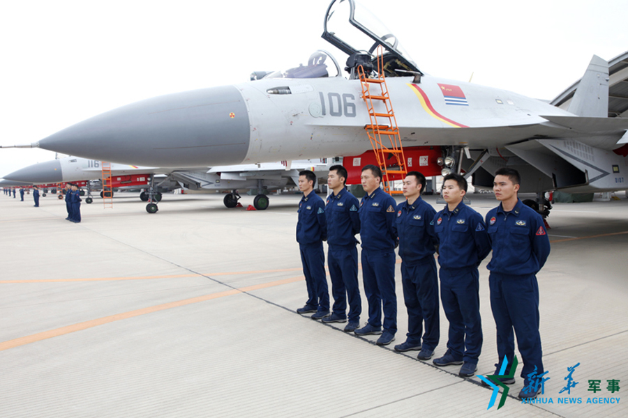 &uarr;機(jī)務(wù)官兵為戰(zhàn)鷹保駕護(hù)航。