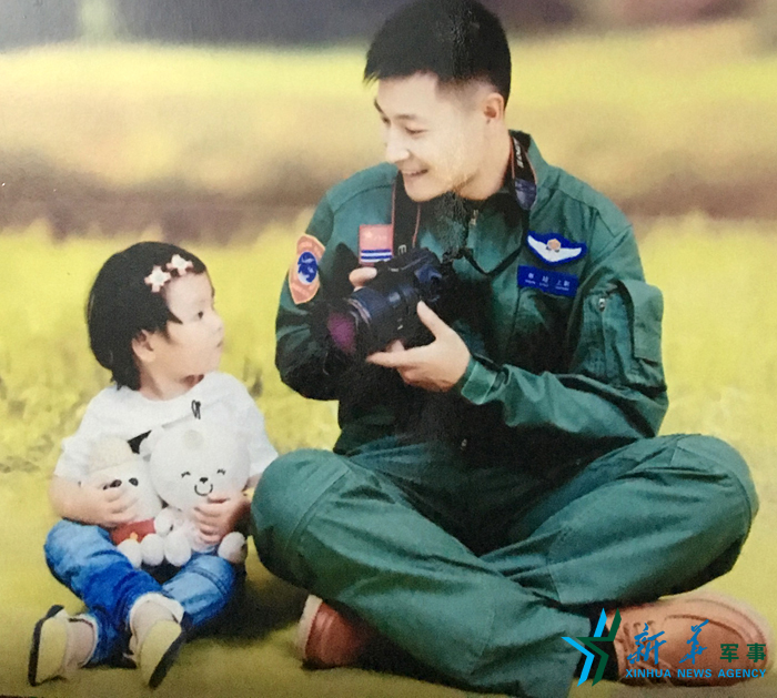 &uarr;資料圖片：被選為艦載戰(zhàn)斗機飛行員的張超與女兒合影。