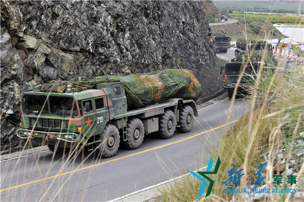 ↑向疏散隱蔽地域?qū)嵤└咚贆C(jī)動(dòng)。（宋來蕤攝）