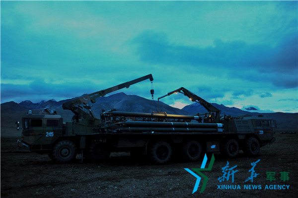 ↑昏暗條件下錘煉官兵火箭彈調(diào)裝技能 。（宋來蕤攝）