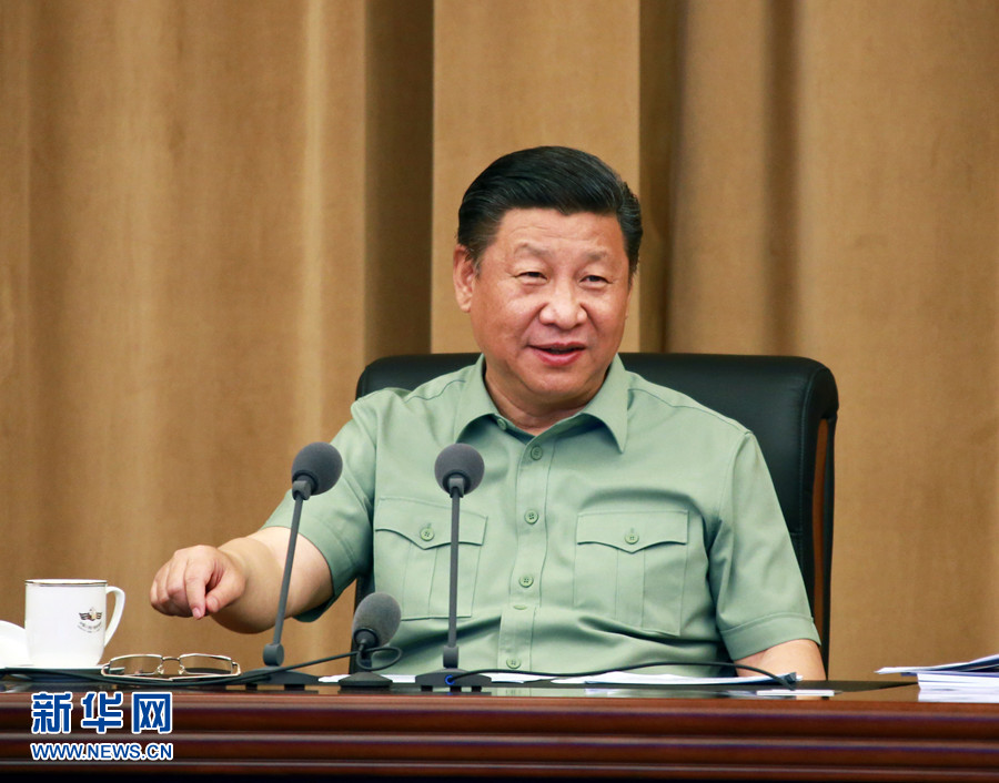 5月24日，中共中央總書記、國家主席、中央軍委主席習(xí)近平視察海軍機關(guān)，親切接見海軍第十二次黨代會全體代表和海軍機關(guān)正師職以上領(lǐng)導(dǎo)干部。這是習(xí)近平聽取海軍工作匯報后發(fā)表重要講話。 新華社記者 查春明 攝 