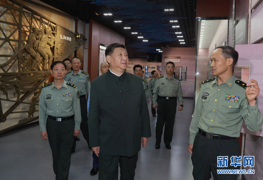 6月22日，正在山西省考察工作的中共中央總書記、國(guó)家主席、中央軍委主席習(xí)近平來(lái)到駐晉部隊(duì)某基地視察調(diào)研，代表黨中央和中央軍委，向基地組建50周年致以熱烈的祝賀，向老一輩創(chuàng)業(yè)者、廣大基地官兵致以崇高的敬意和誠(chéng)摯的問(wèn)候。這是習(xí)近平視察基地軍史館。新華社記者 李剛 攝