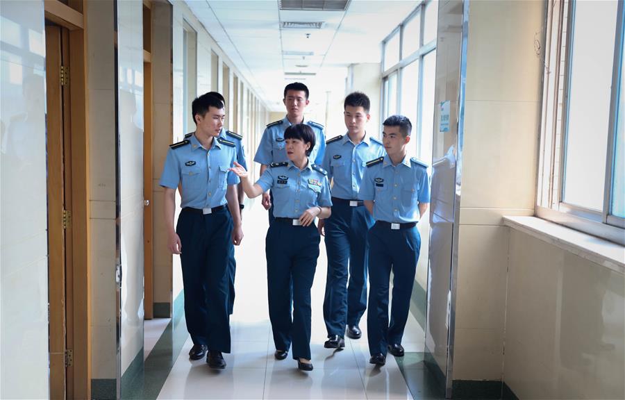 (圖文互動)(3)“白衣戰(zhàn)士”在沖鋒——記“最美新時代革命軍人”仲月霞