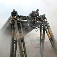 實拍解放軍架設(shè)“大塊頭”自動化鋼橋
