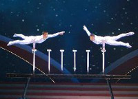 演員汪靜、高鴻陽(yáng)在晚會(huì)上表演雜技《頂——太極》