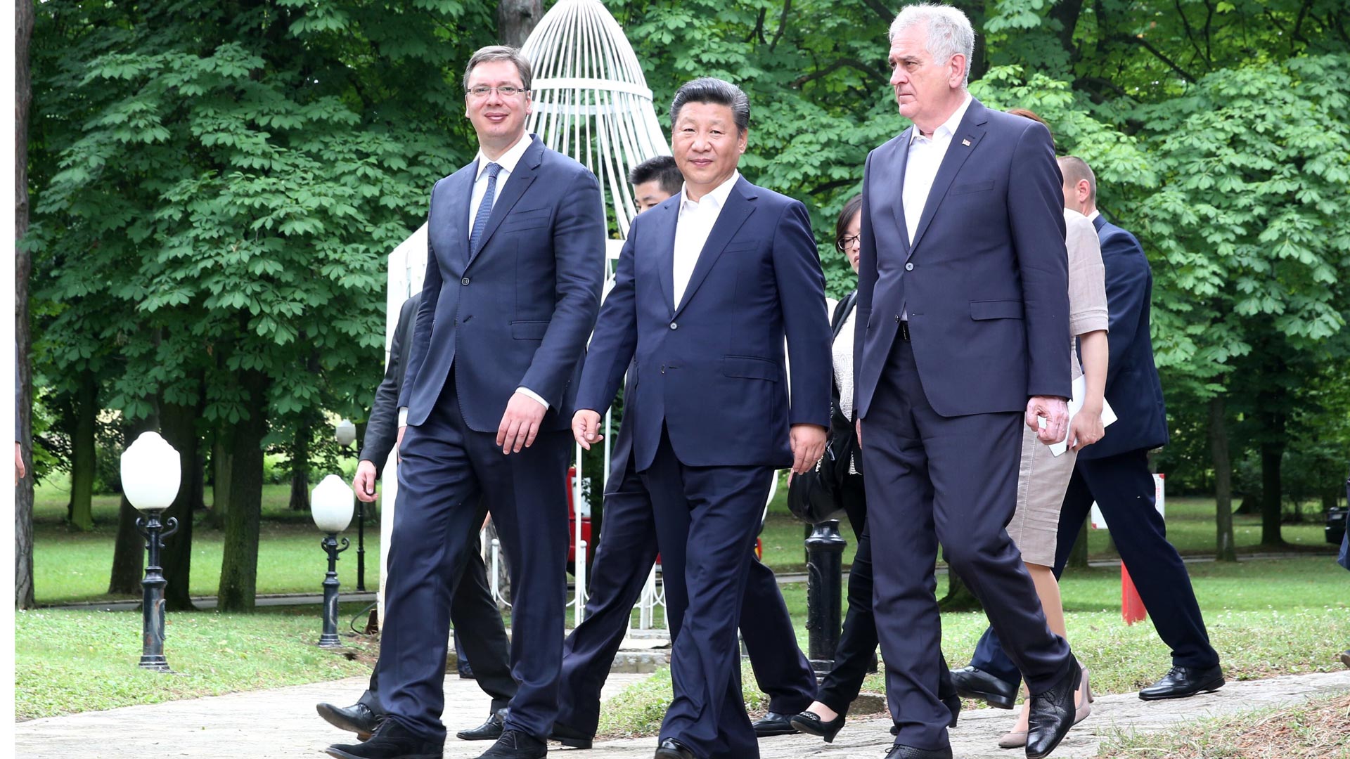 習(xí)近平出席塞爾維亞總統(tǒng)尼科利奇、總理武契奇共同舉行的午宴