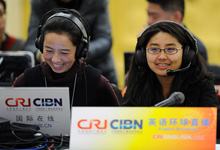 她們，因為兩會工作忙碌著美麗著