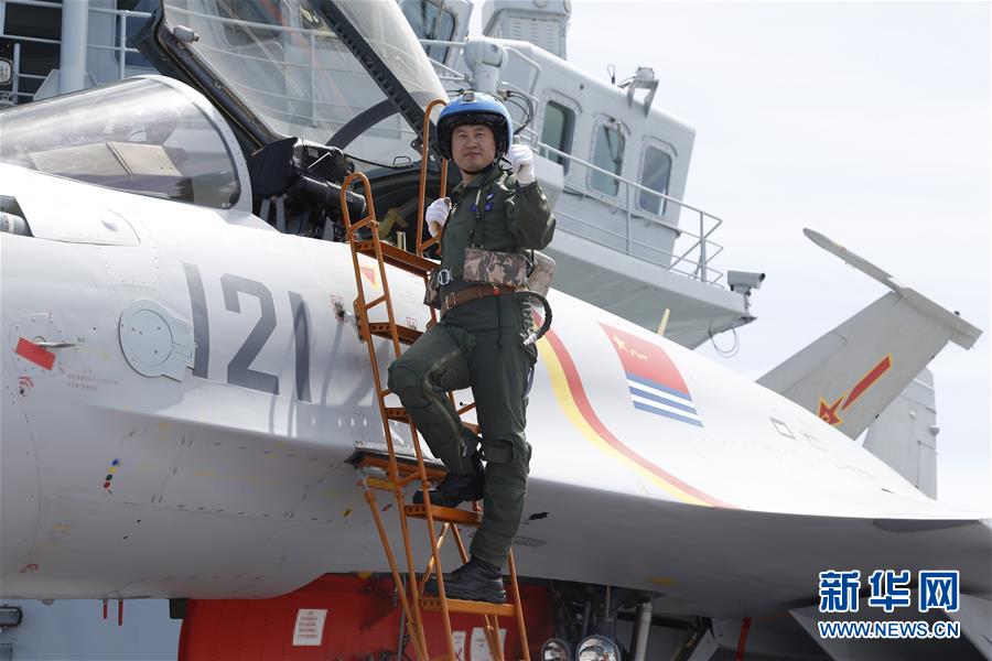 (十九大代表風采·圖文互動)(1)殲—15飛行員曹先建:開創(chuàng)重傷后重返海天的奇跡