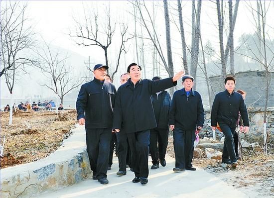 11月27日，省委書記、省人大常委會主任張慶黎到加強(qiáng)基層建設(shè)年活動聯(lián)系點(diǎn)淶水縣悟空寺村看望慰問村民，向當(dāng)?shù)馗刹咳罕娦v黨的十八大精神。這是張慶黎在悟空寺村詳細(xì)了解村容村貌的建設(shè)情況。郭昭 攝