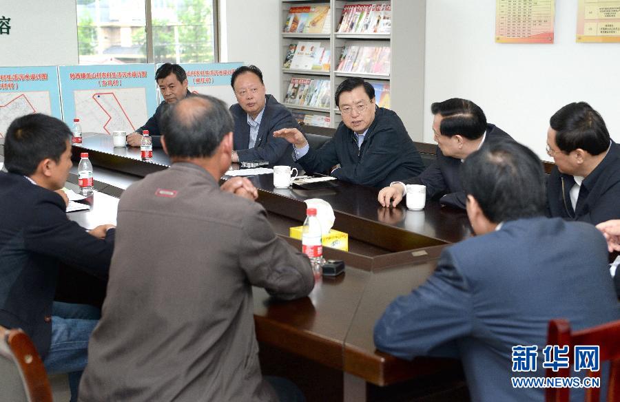 這是5月9日，張德江到湖州市妙西鎮(zhèn)調(diào)研，與基層人大代表座談。新華社記者 馬占成 攝 