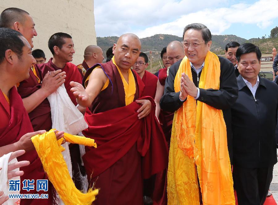 這是5月16日，俞正聲在松贊林寺看望宗教界人士。 新華社記者 劉衛(wèi)兵 攝