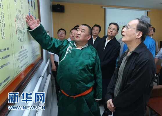 這是7月3日，王岐山在巴彥德力格爾嘎查“兩委”活動室了解基層黨建情況。新華社記者 龐興雷 攝