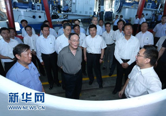 這是7月3日，王岐山在內(nèi)蒙古海裝風(fēng)電設(shè)備有限公司考察。新華社記者 龐興雷 攝 