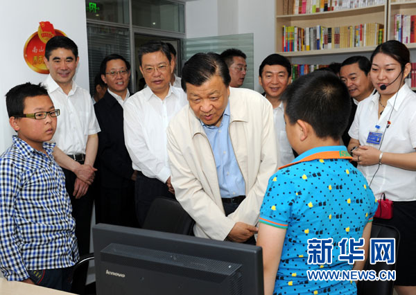 7月17日至19日，中共中央政治局常委、中央書(shū)記處書(shū)記劉云山在青海調(diào)研。這是7月18日，劉云山在西寧市南山西社區(qū)調(diào)研。 新華社記者饒愛(ài)民 攝