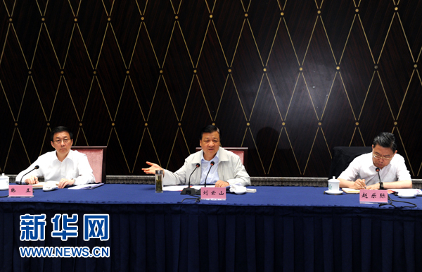 部分省區(qū)市教育實踐活動工作座談會近日先后在西寧、上海召開，中共中央政治局常委、中央黨的群眾路線教育實踐活動領(lǐng)導小組組長劉云山出席并講話。這是7月23日，劉云山出席上海座談會并講話。新華社記者 饒愛民 攝 