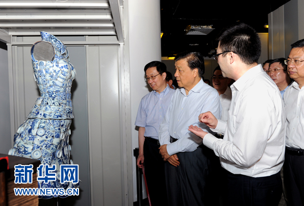 這是7月22日，劉云山在上海國家對外文化貿(mào)易基地調(diào)研。新華社記者 饒愛民 攝 