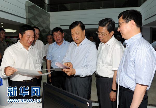  7月22日至23日，中共中央政治局常委、中央書記處書記劉云山在上海調(diào)研。這是7月22日，劉云山在中國（上海）自貿(mào)試驗區(qū)外高橋綜合服務(wù)大廳調(diào)研。新華社記者 饒愛民 攝 