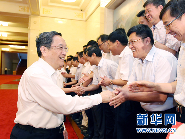 會前，俞正聲、張高麗接見援藏干部代表，向參加對口支援西藏工作的各地區(qū)各部門各單位和廣大援藏干部表示誠摯問候。新華社記者 姚大偉 攝