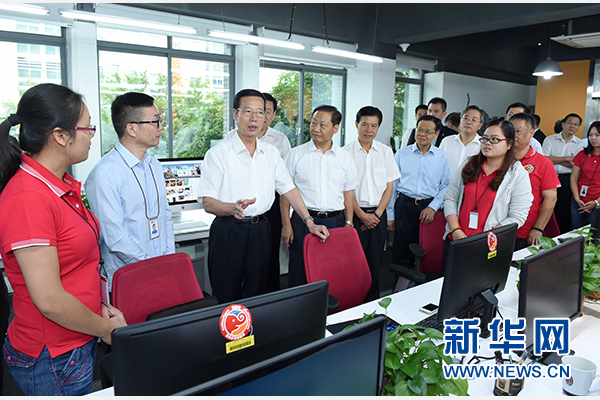9月16日至18日，中共中央政治局常委、國務(wù)院副總理張高麗在廣西調(diào)研。這是9月17日，張高麗在南寧美麗傳說公司調(diào)研承接產(chǎn)業(yè)轉(zhuǎn)移和開展跨境電子商務(wù)情況。 新華社記者張鐸攝 