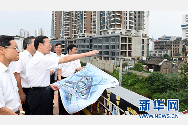 9月16日至18日，中共中央政治局常委、國務(wù)院副總理張高麗在廣西調(diào)研。這是9月16日，張高麗實(shí)地考察南寧水街棚戶區(qū)改造項(xiàng)目現(xiàn)場。 新華社記者張鐸攝 
