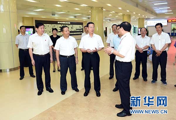 9月16日至18日，中共中央政治局常委、國務(wù)院副總理張高麗在廣西調(diào)研。這是9月17日，張高麗在南寧市公共資源交易中心對外服務(wù)大廳了解自治區(qū)簡政放權(quán)有關(guān)工作。 新華社記者張鐸攝