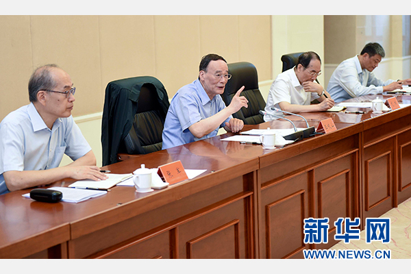 9月24日至26日，中共中央政治局常委、中央紀(jì)委書記王岐山在福建調(diào)研。這是9月25日，王岐山在上杭縣古田鎮(zhèn)主持召開座談會，聽取黨員和群眾代表對修訂廉政準(zhǔn)則和黨紀(jì)處分條例的意見建議。新華社記者張鐸攝