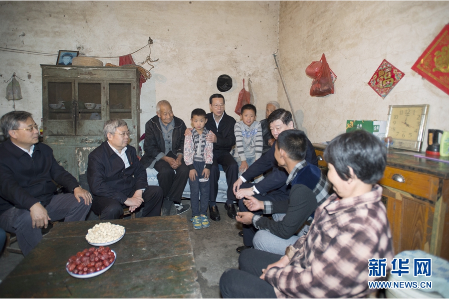 10月22日至23日，中共中央政治局常委、國(guó)務(wù)院副總理張高麗在山東調(diào)研扶貧工作情況。這是10月22日，張高麗在菏澤市巨野縣田莊鎮(zhèn)后屯村入戶看望生活困難村民。 新華社記者 王曄 攝