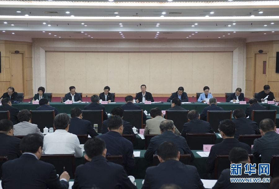 10月22日至23日，中共中央政治局常委、國(guó)務(wù)院副總理張高麗在山東調(diào)研扶貧工作情況。這是10月23日，張高麗在菏澤市主持召開扶貧工作座談會(huì)。 新華社記者 王曄 攝