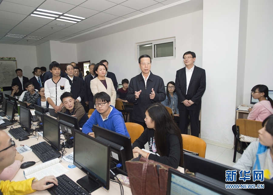 10月22日至23日，中共中央政治局常委、國(guó)務(wù)院副總理張高麗在山東調(diào)研扶貧工作情況。這是10月22日，張高麗在濟(jì)寧市惠普軟件人才實(shí)訓(xùn)基地調(diào)研教育培訓(xùn)脫貧有關(guān)情況。 新華社記者 王曄 攝