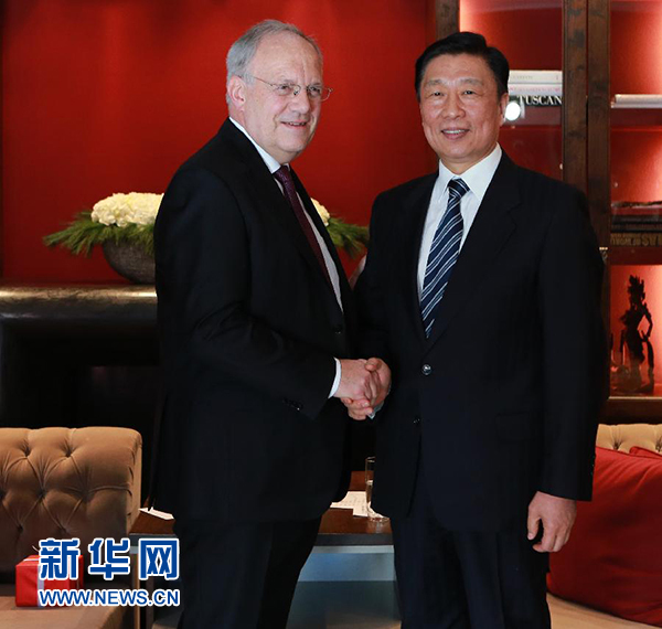 1月21日，中國國家副主席李源潮（右）在瑞士達(dá)沃斯會見瑞士聯(lián)邦主席施奈德－阿曼。 新華社記者羅歡歡攝