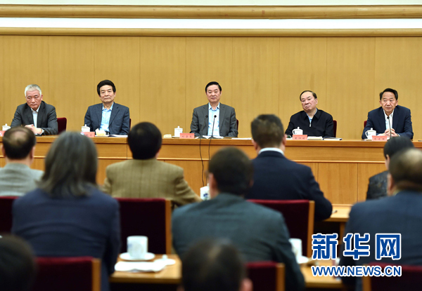 4月8日，中共中央政治局委員、中央書(shū)記處書(shū)記、中宣部部長(zhǎng)劉奇葆在北京同講好中國(guó)故事專(zhuān)家學(xué)者、文化交流使者研討班學(xué)員座談。 新華社記者李濤 攝