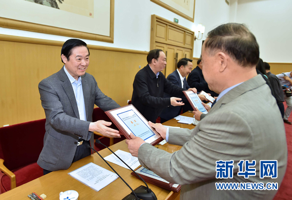 4月8日，中共中央政治局委員、中央書(shū)記處書(shū)記、中宣部部長(zhǎng)劉奇葆在北京同講好中國(guó)故事專(zhuān)家學(xué)者、文化交流使者研討班學(xué)員座談。這是劉奇葆在座談會(huì)上向獲得講好中國(guó)故事文化交流使者稱(chēng)號(hào)的代表頒發(fā)證書(shū)。新華社記者 李濤 攝