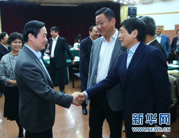 4月12日，中共中央政治局委員、中央書記處書記、中宣部部長劉奇葆在北京出席“走向世界的中國兒童文學”座談會并講話。這是座談會后，劉奇葆與國際安徒生獎獲得者、兒童文學作家曹文軒握手。新華社記者丁海濤攝